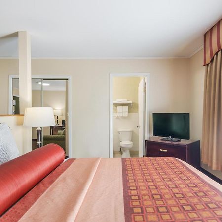 Rodeway Inn Weedsport Buitenkant foto