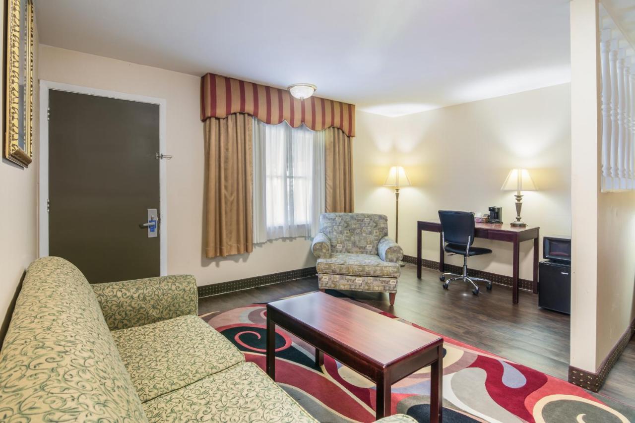 Rodeway Inn Weedsport Buitenkant foto