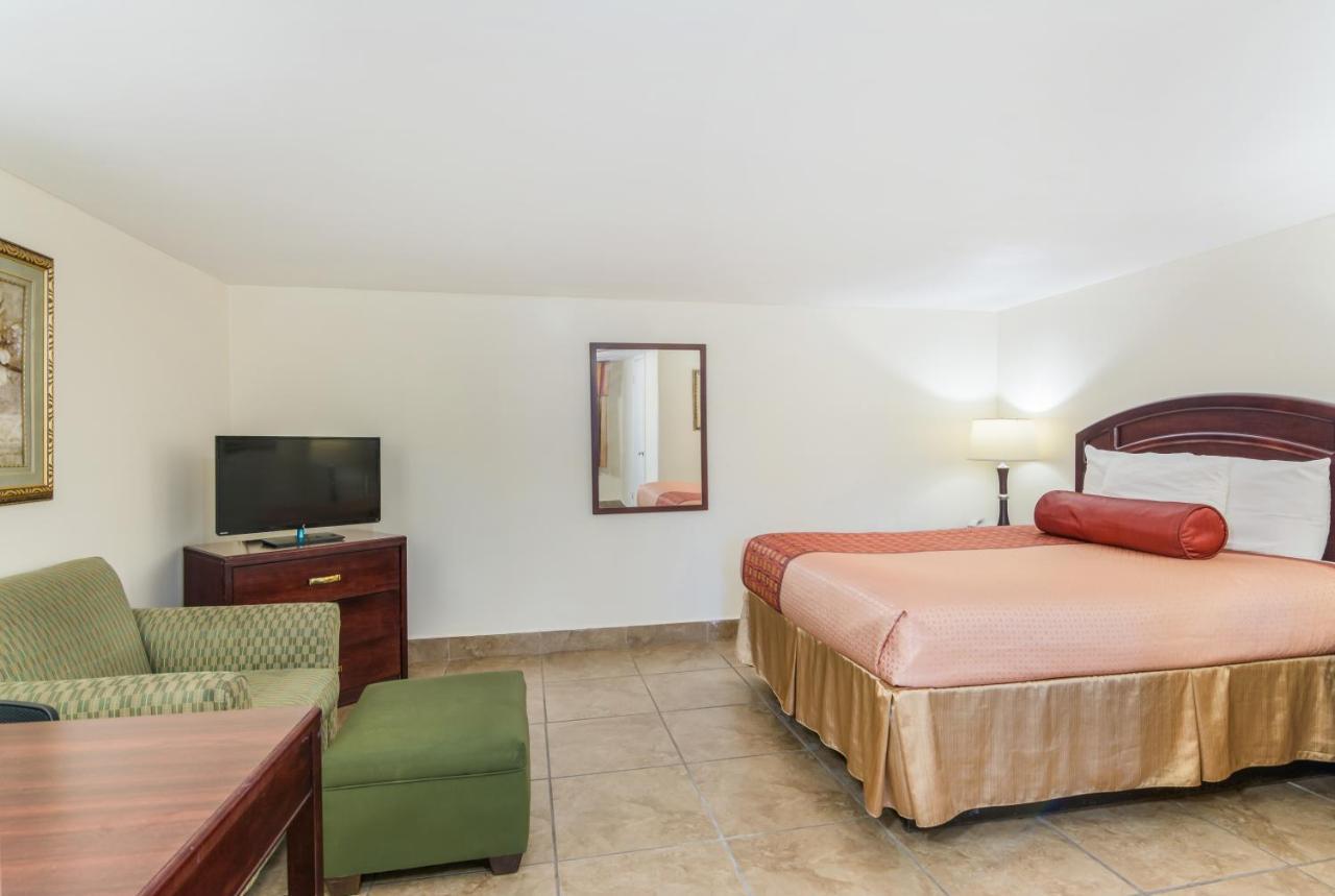 Rodeway Inn Weedsport Buitenkant foto