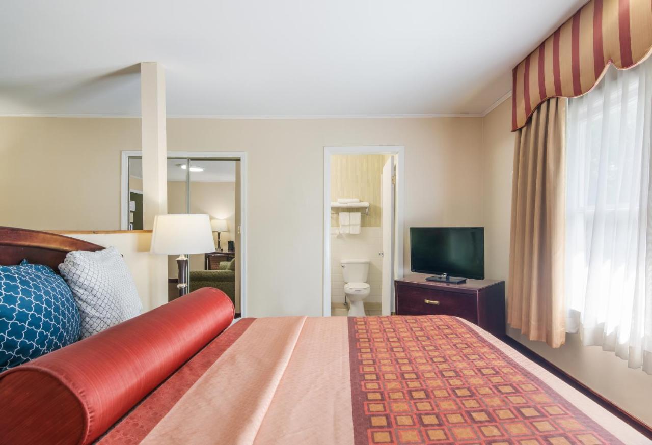 Rodeway Inn Weedsport Buitenkant foto