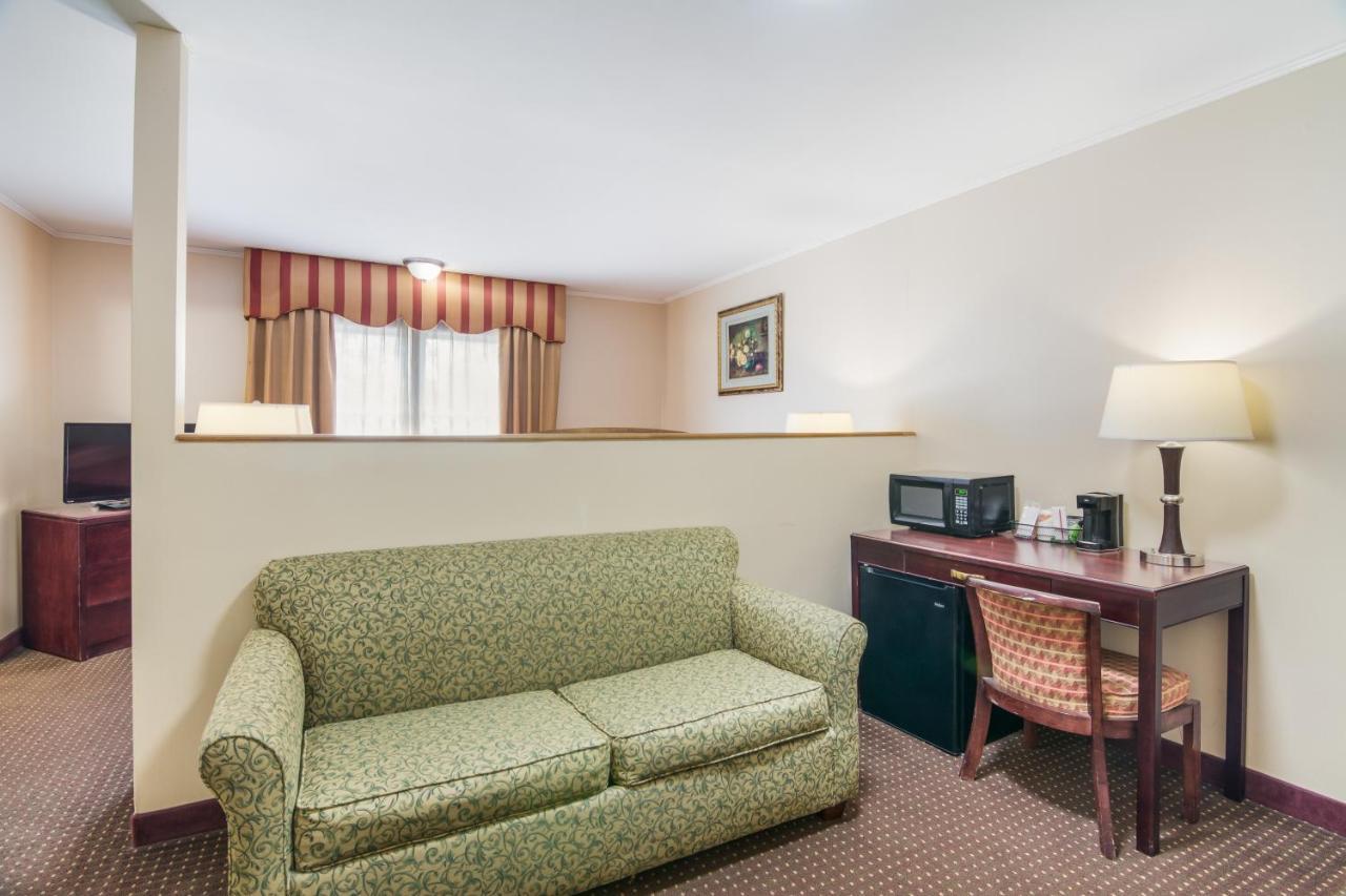 Rodeway Inn Weedsport Buitenkant foto