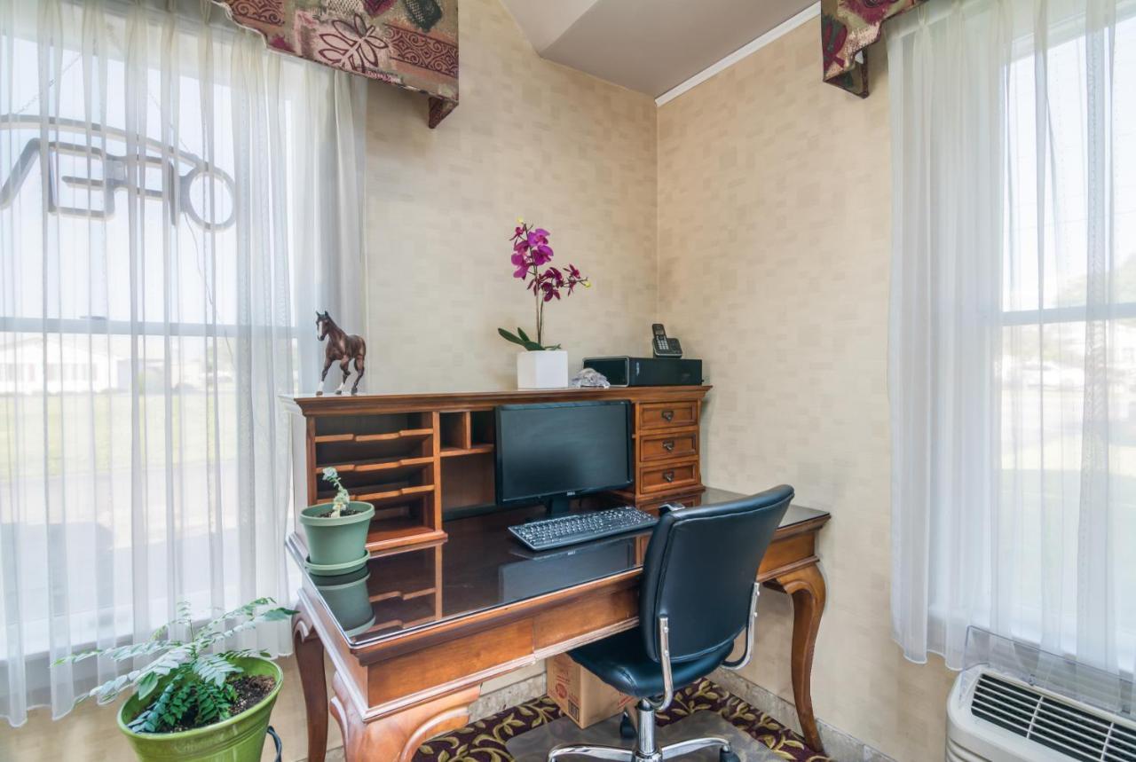 Rodeway Inn Weedsport Buitenkant foto