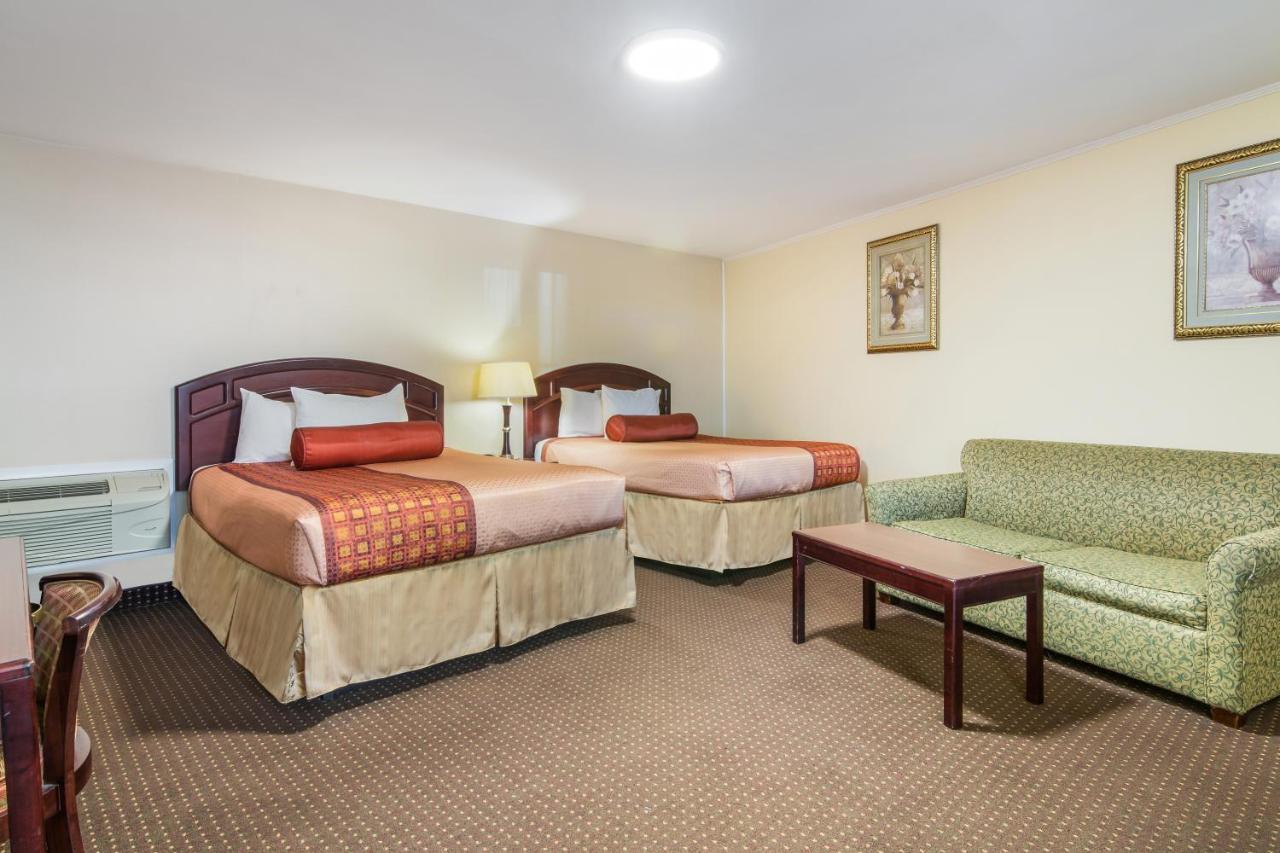 Rodeway Inn Weedsport Buitenkant foto