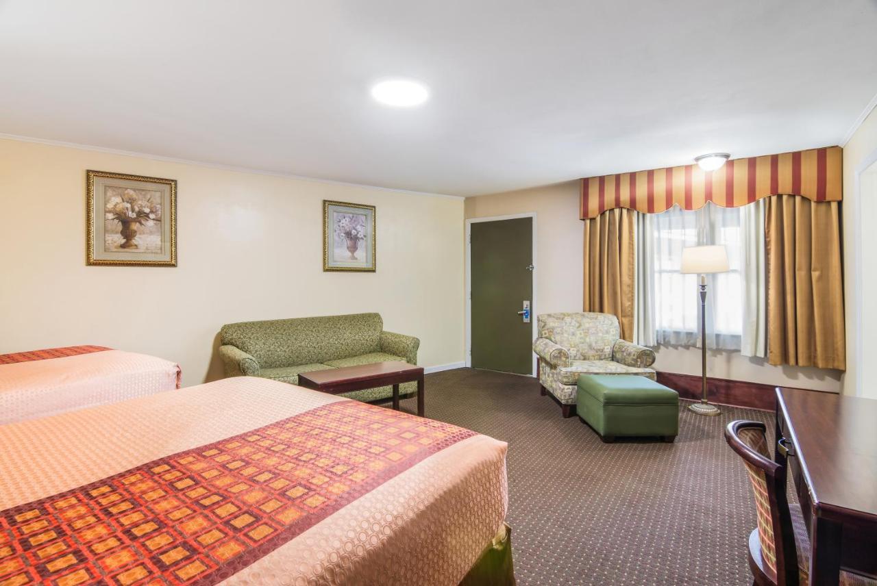 Rodeway Inn Weedsport Buitenkant foto