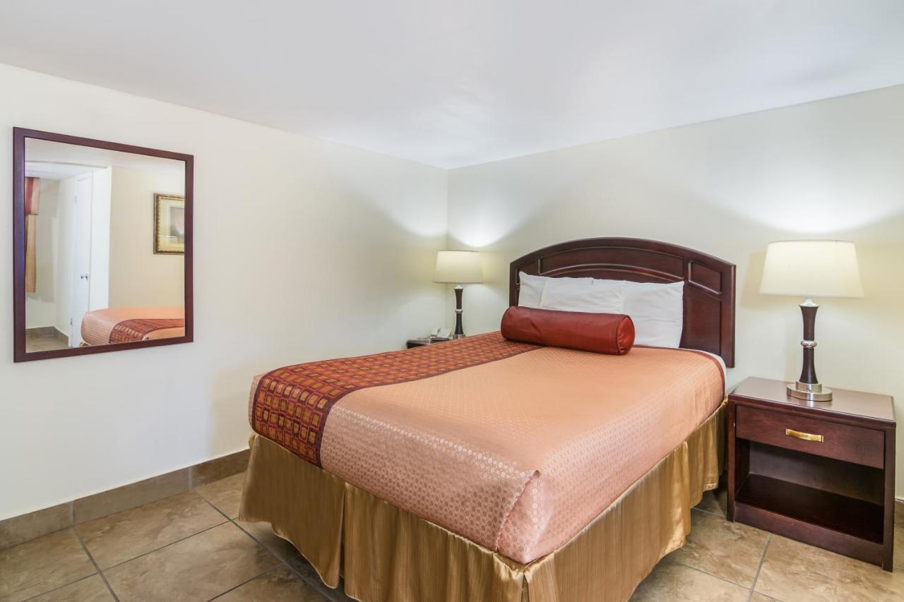 Rodeway Inn Weedsport Buitenkant foto