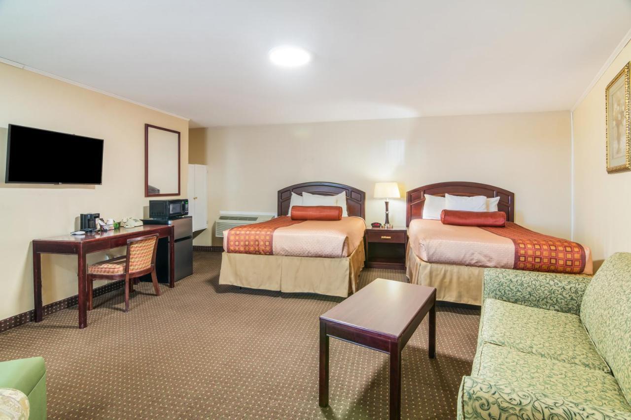 Rodeway Inn Weedsport Buitenkant foto