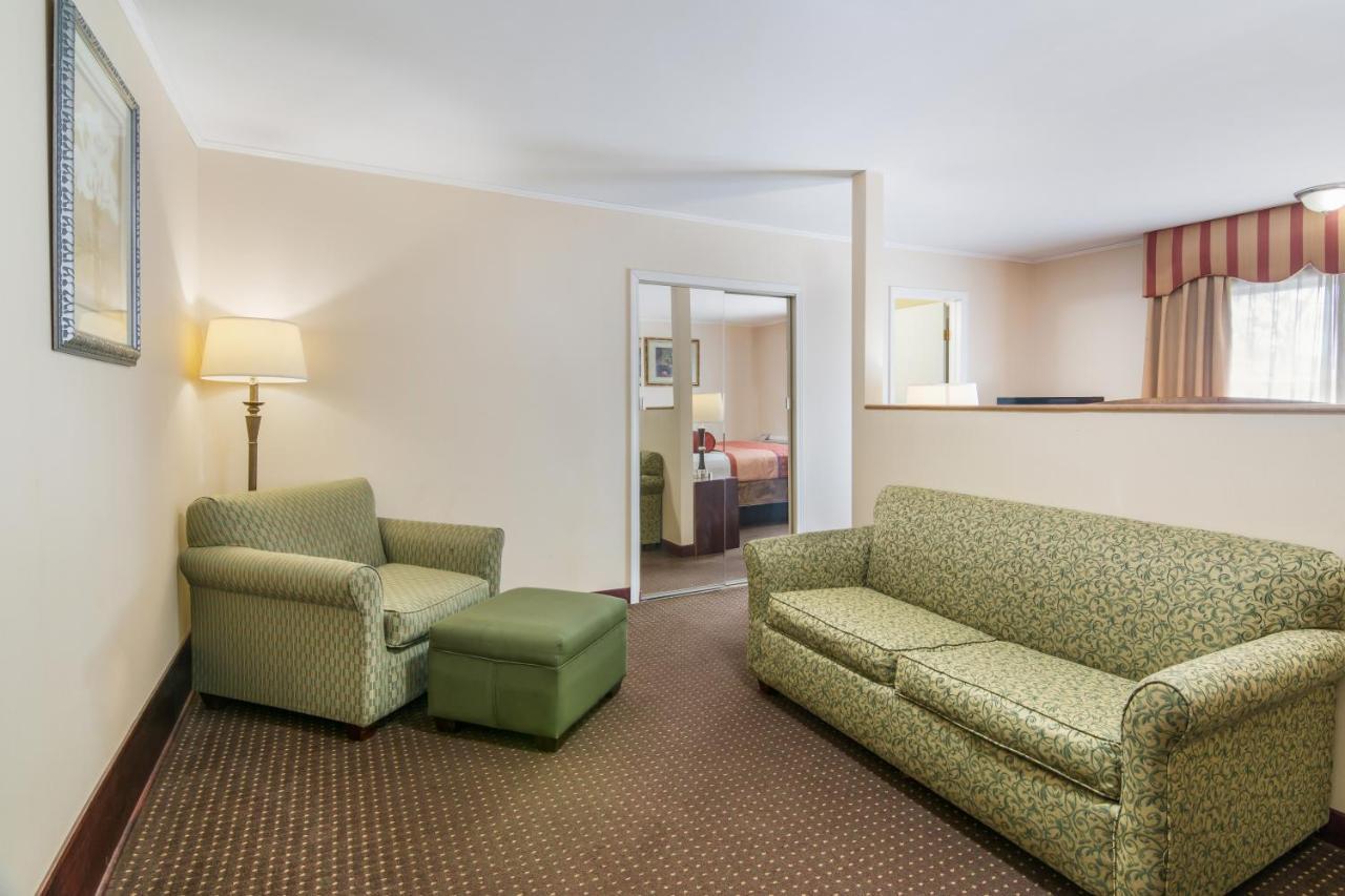 Rodeway Inn Weedsport Buitenkant foto