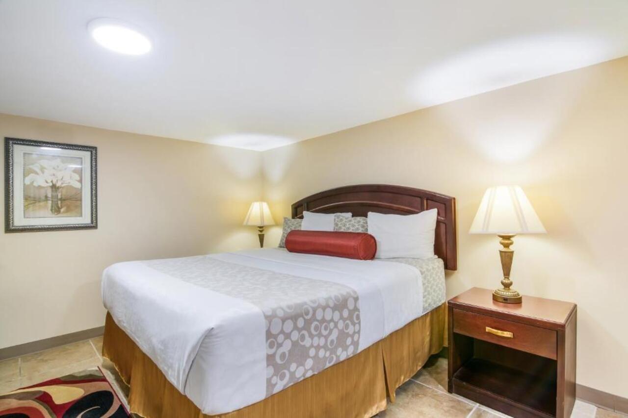 Rodeway Inn Weedsport Buitenkant foto