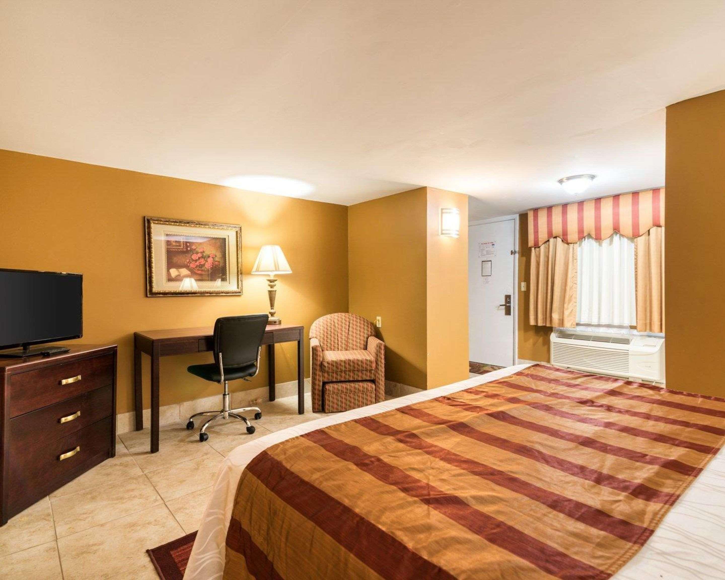 Rodeway Inn Weedsport Buitenkant foto