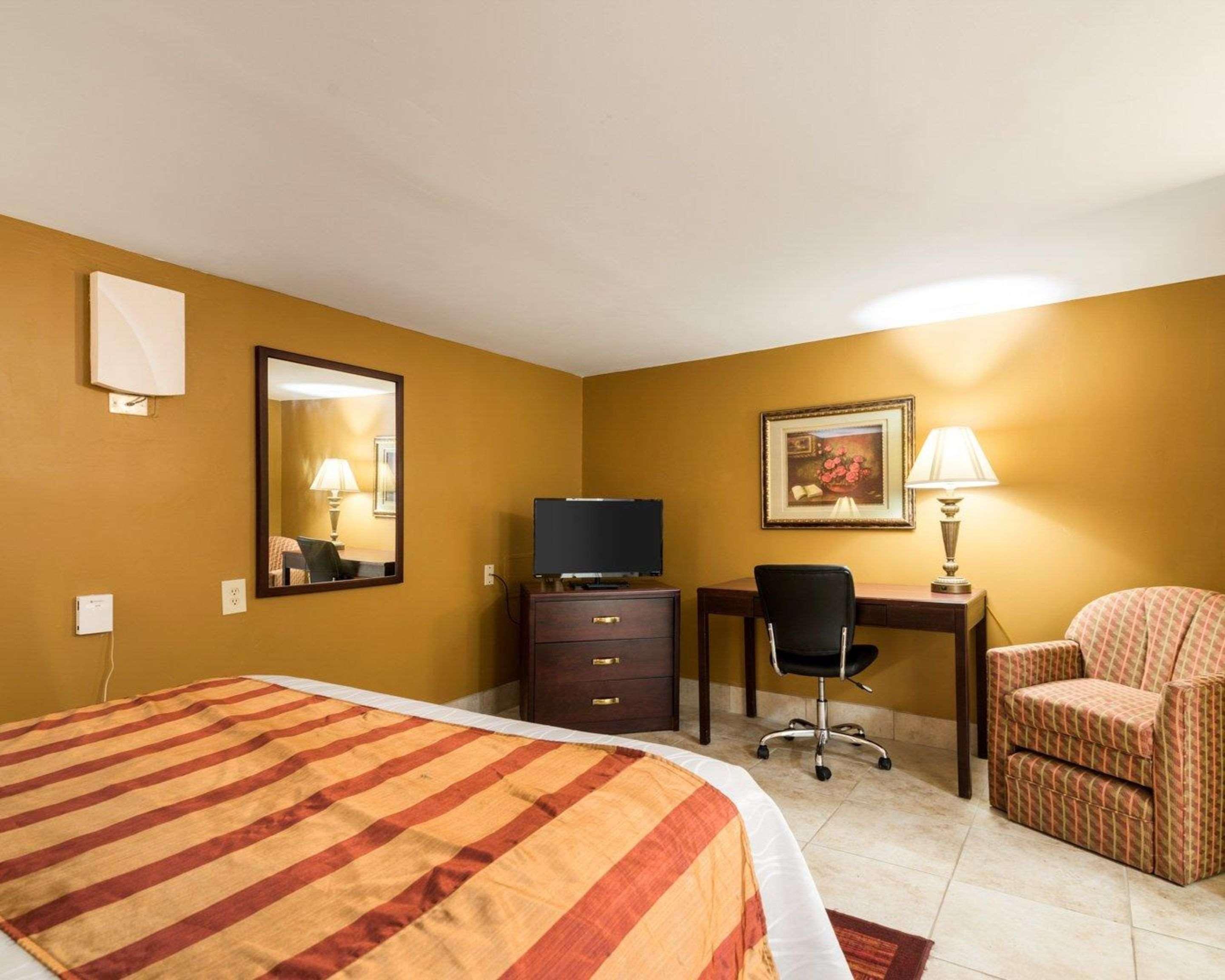 Rodeway Inn Weedsport Buitenkant foto