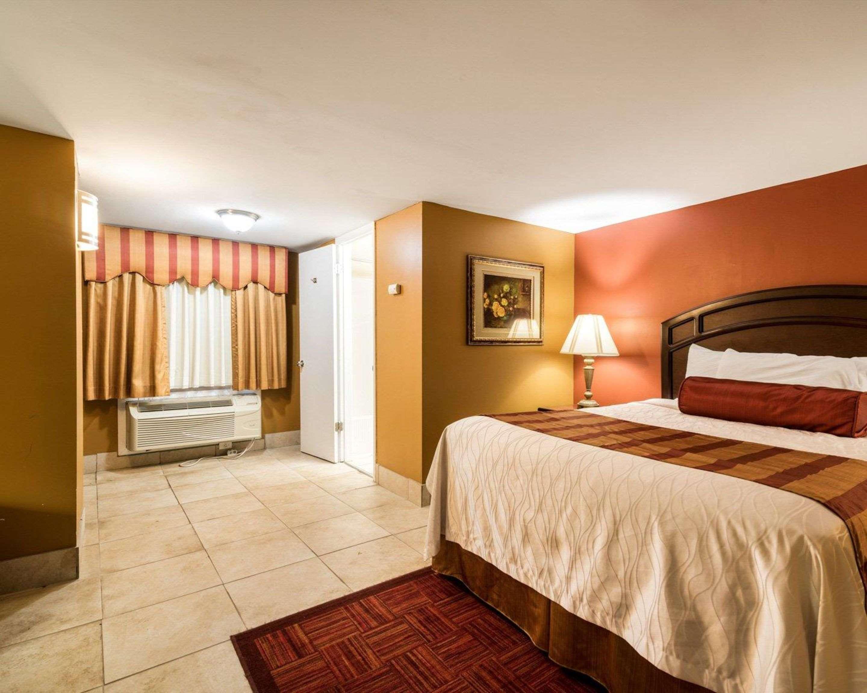 Rodeway Inn Weedsport Buitenkant foto