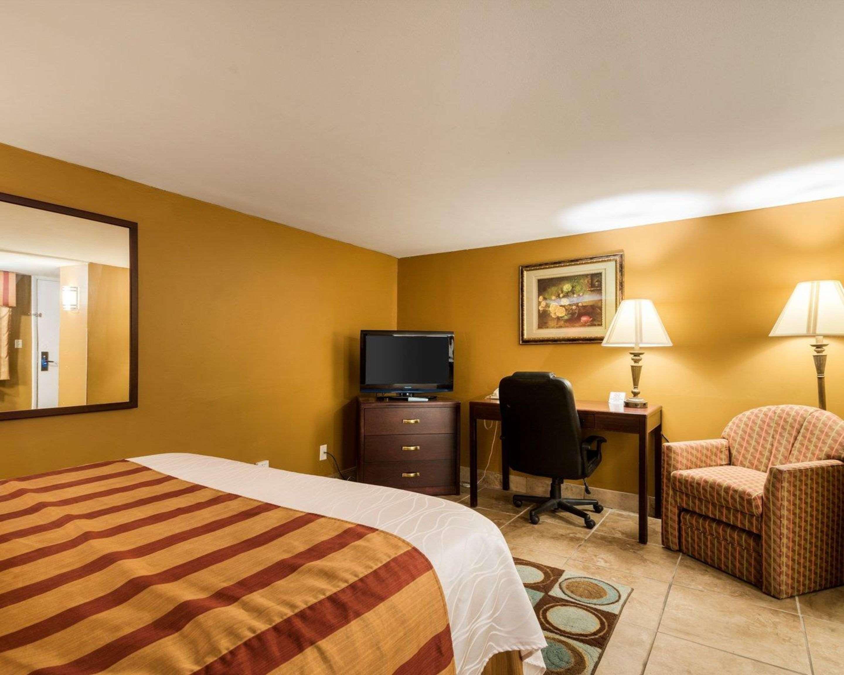 Rodeway Inn Weedsport Buitenkant foto