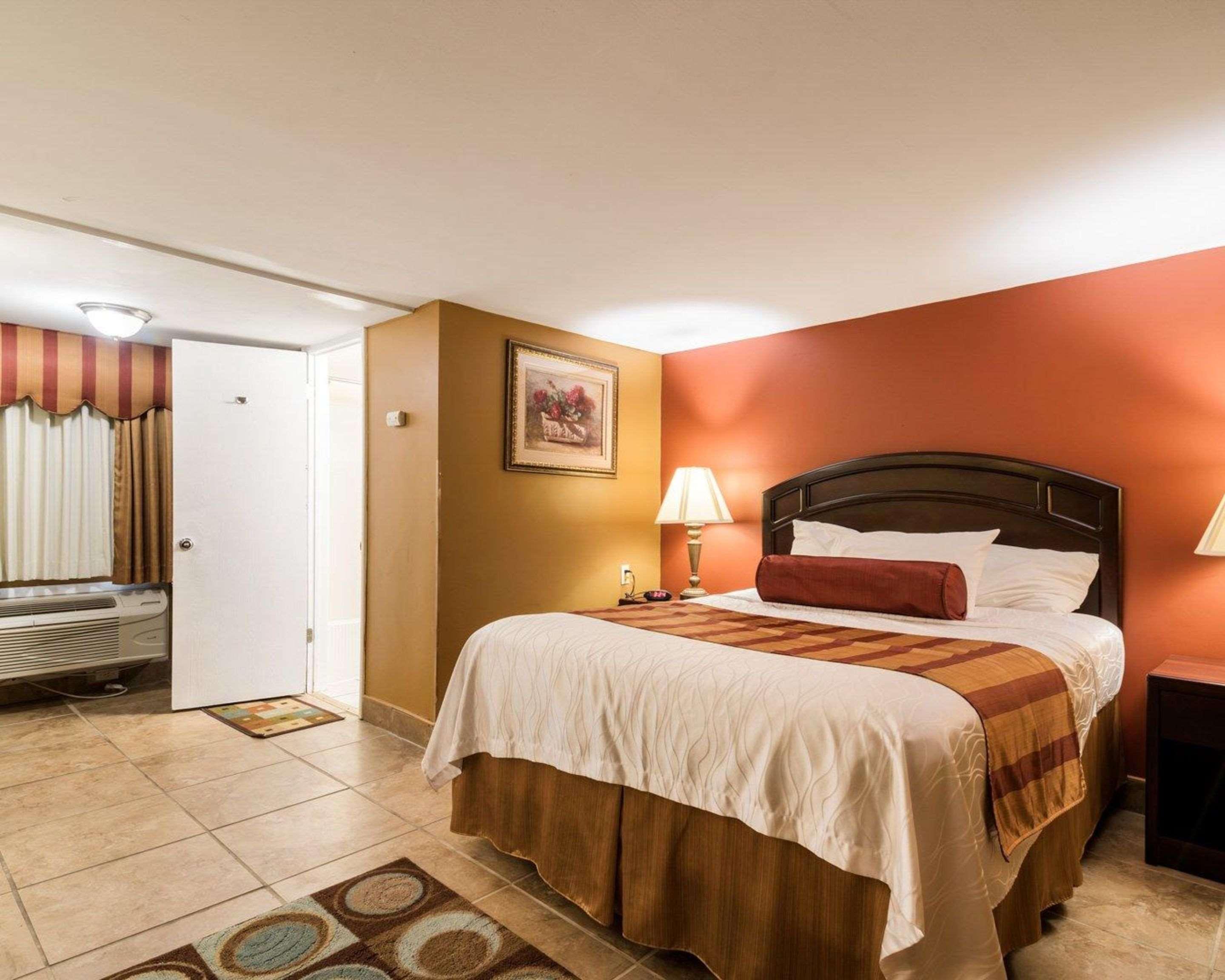 Rodeway Inn Weedsport Buitenkant foto