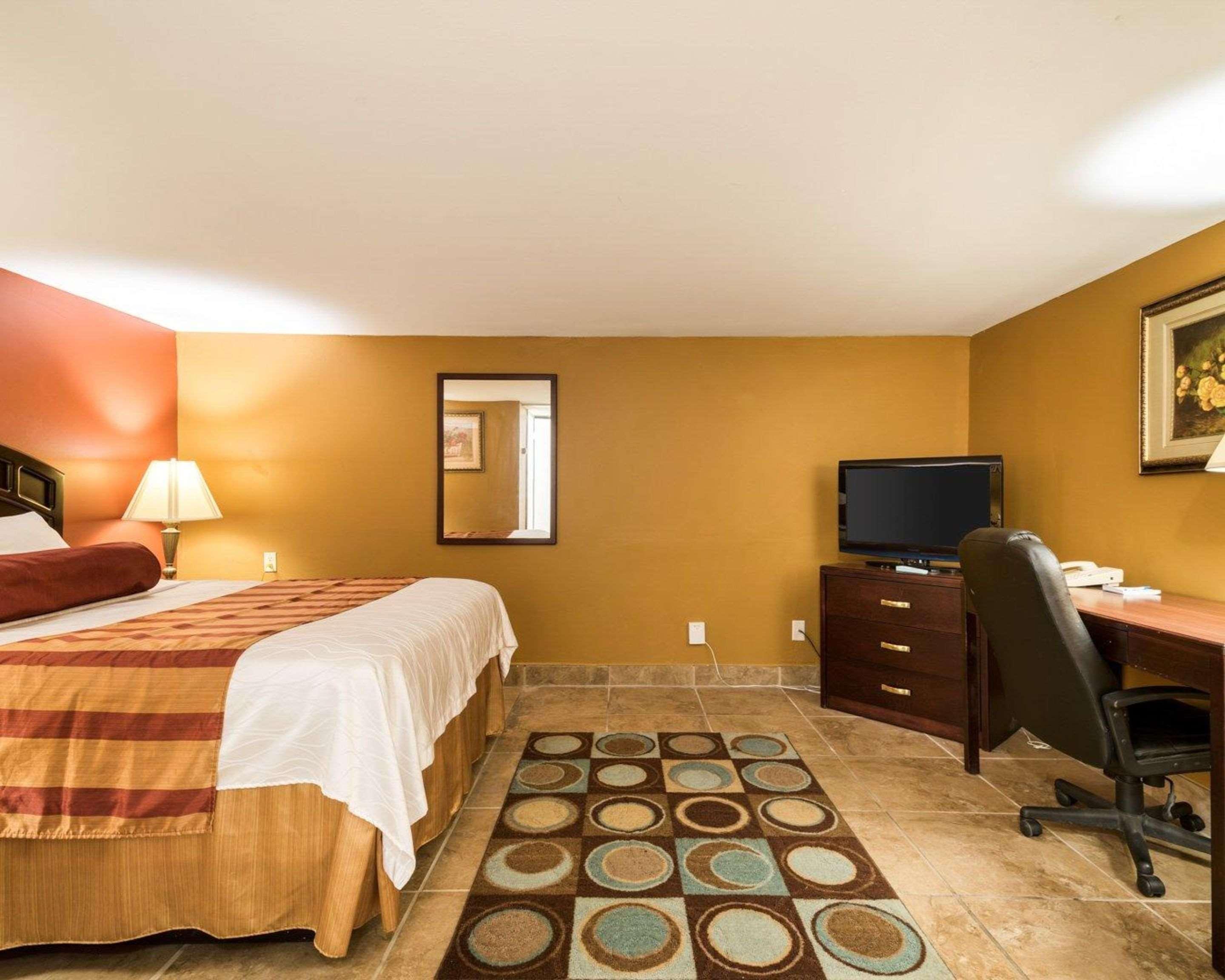 Rodeway Inn Weedsport Buitenkant foto