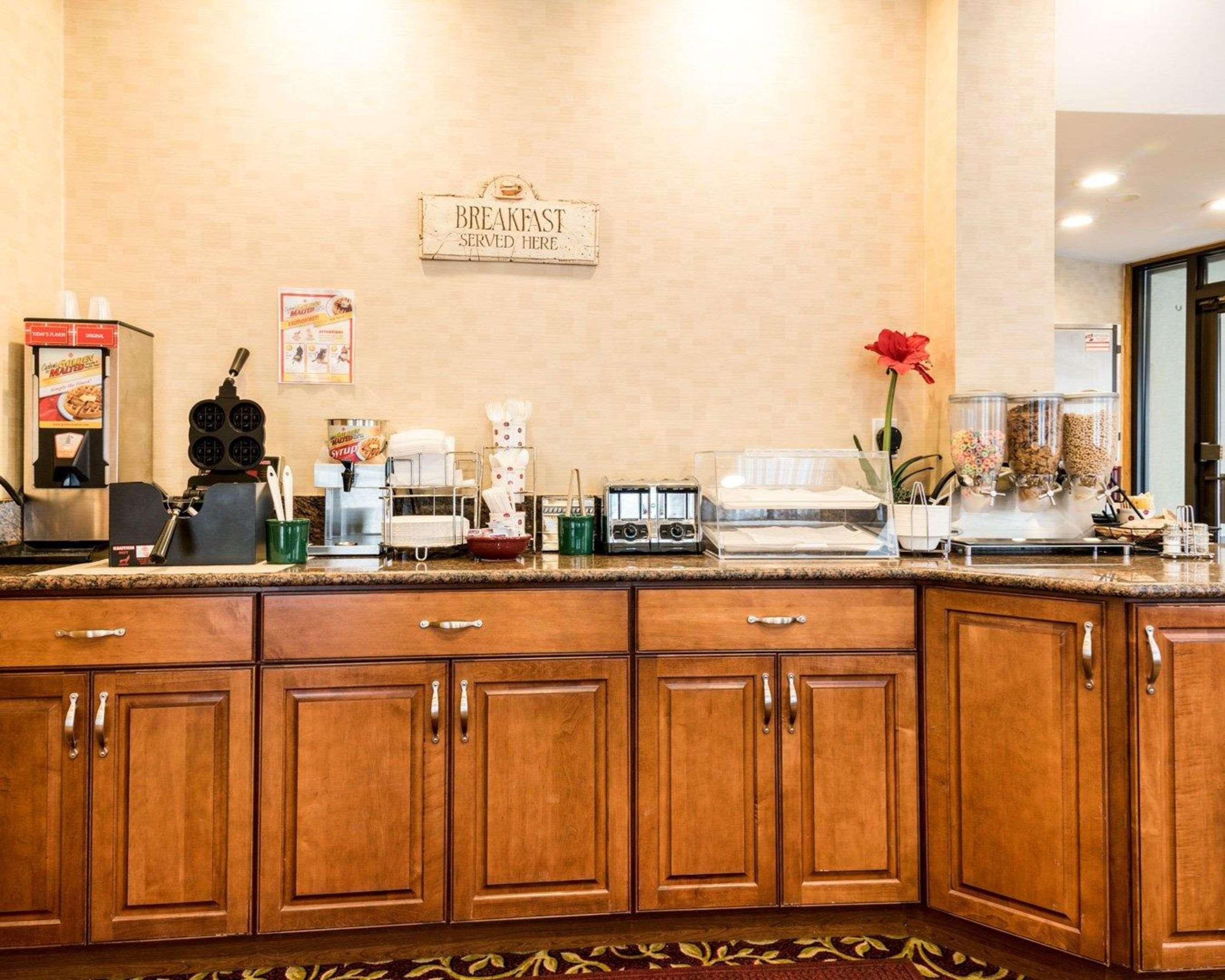 Rodeway Inn Weedsport Buitenkant foto