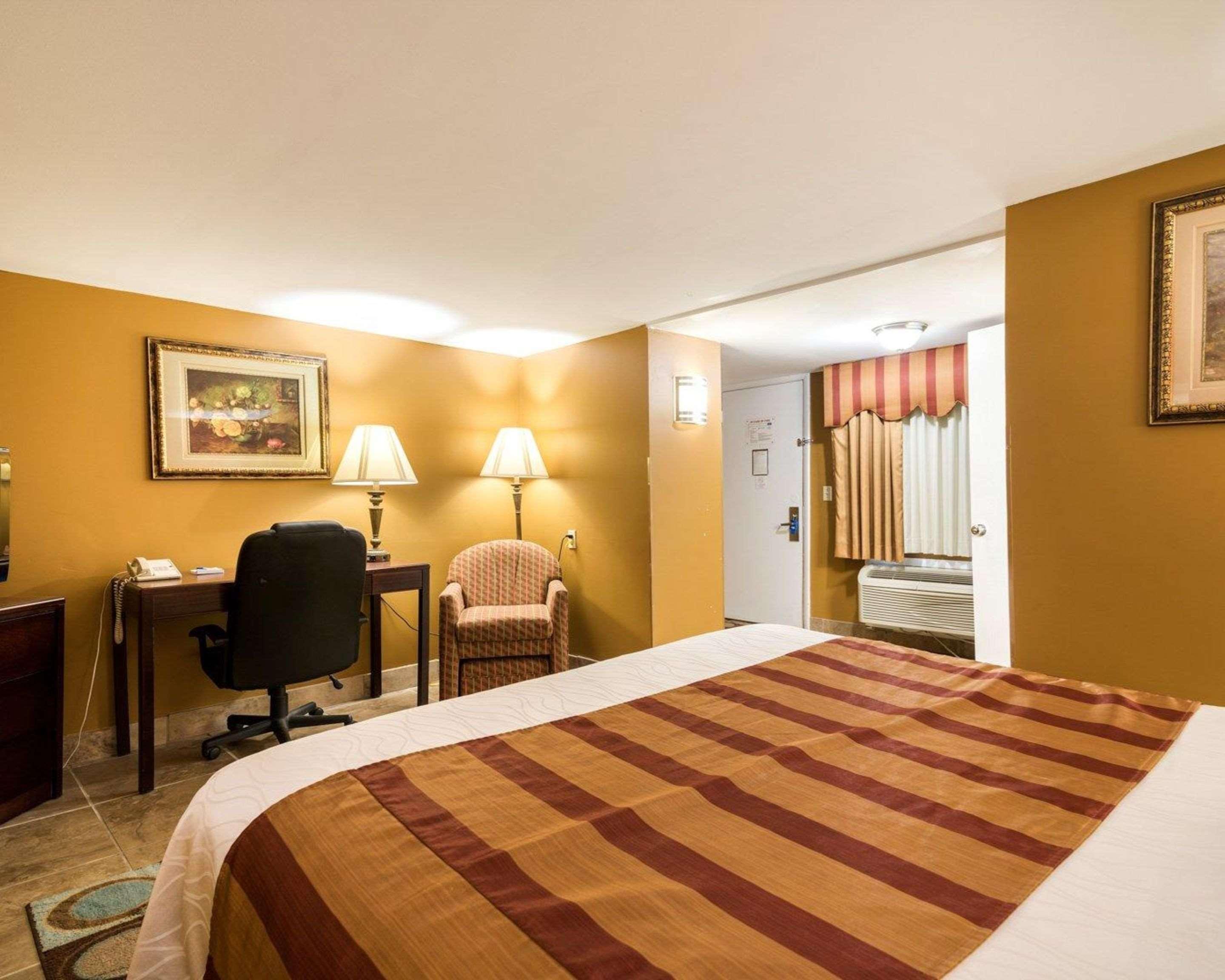 Rodeway Inn Weedsport Buitenkant foto