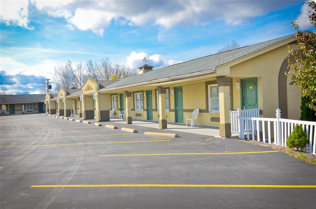 Rodeway Inn Weedsport Buitenkant foto