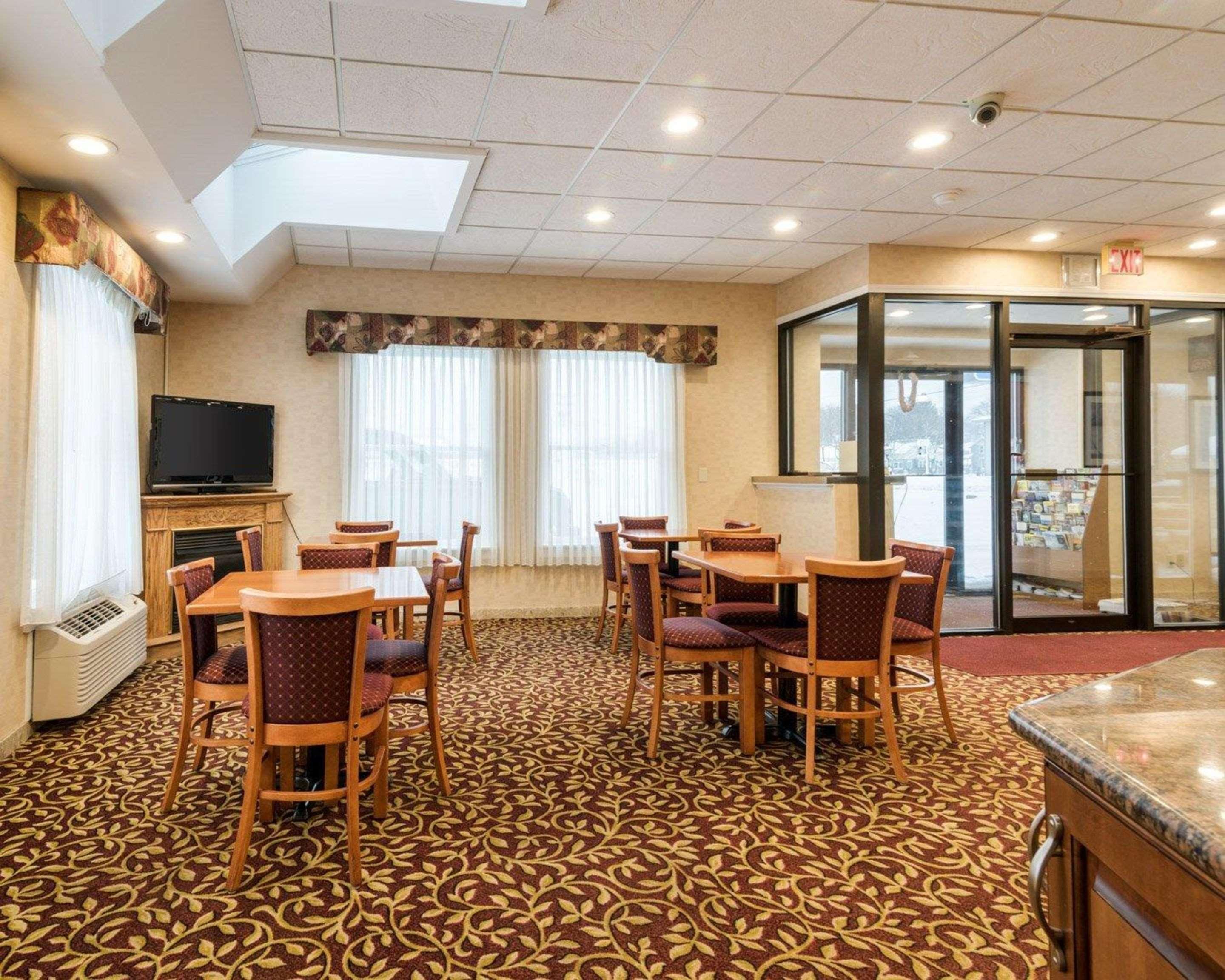Rodeway Inn Weedsport Buitenkant foto