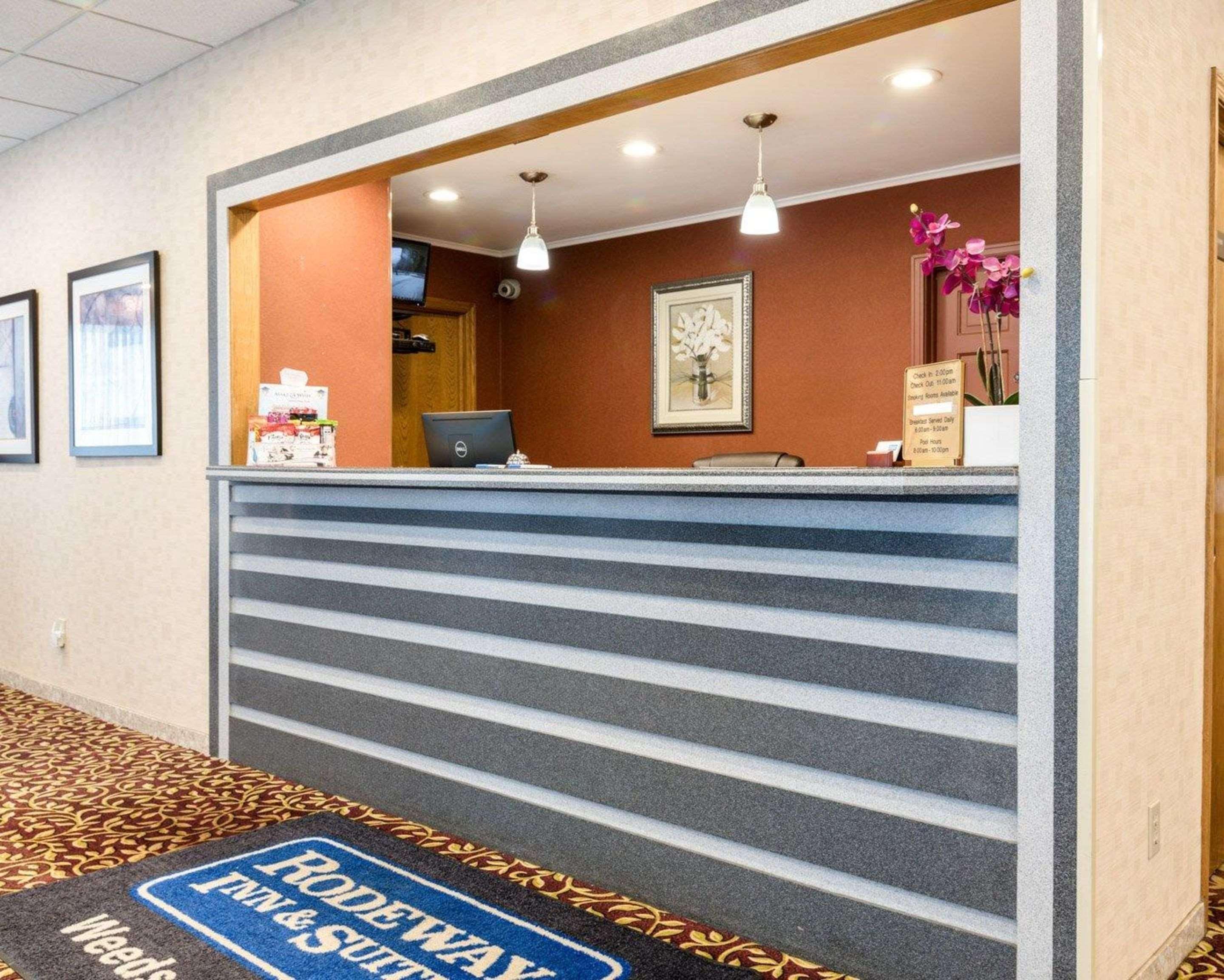 Rodeway Inn Weedsport Buitenkant foto